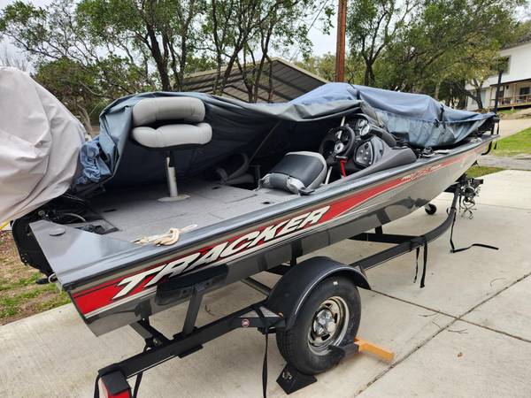 2018 Tracker, dovoz USA — foto 2 z 3