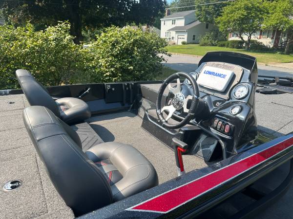 2024 Nitro, dovoz USA — foto 7 z 12