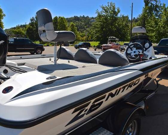 2013 Nitro, dovoz USA — foto 3 z 3