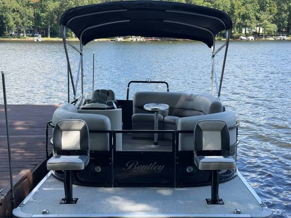 Nice Bentley Pontoon, dovoz USA — foto 1