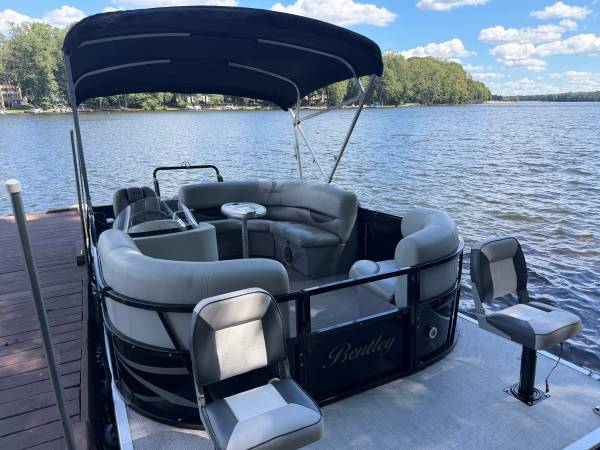 Nice Bentley Pontoon, dovoz USA — foto 2 z 6