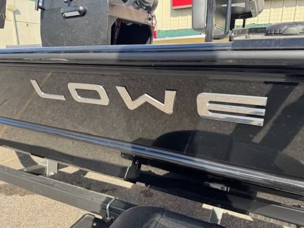 2026 Lowe, černá, dovoz USA — foto 11 z 12