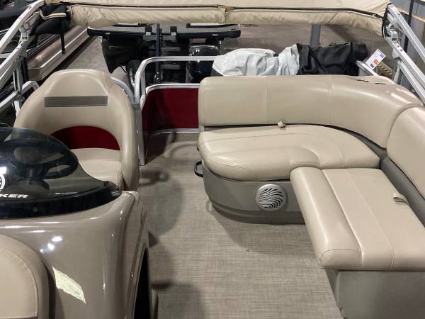 2023 Tracker, dovoz USA — foto 4 z 9