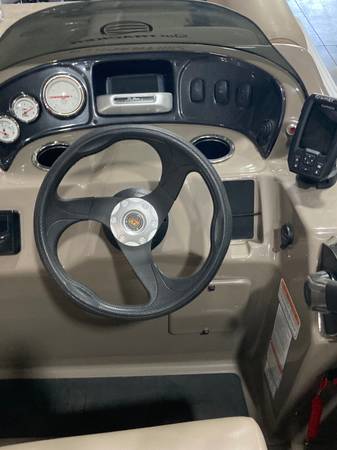 2023 Tracker, dovoz USA — foto 6 z 9