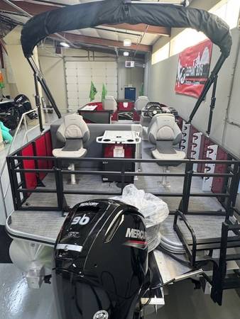 2026 Lowe, dovoz USA — foto 2 z 12