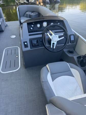 2024 Bennington, dovoz USA — foto 2 z 8
