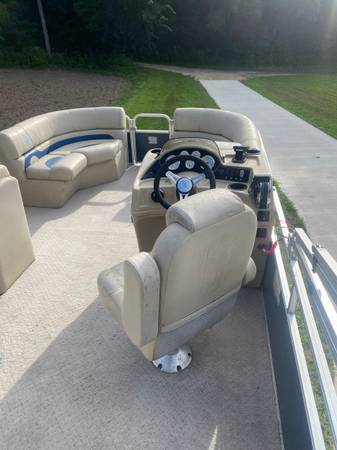 2015 Lowe, dovoz USA — foto 10 z 11