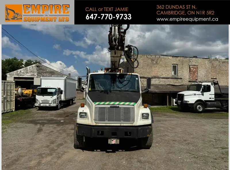 2001 Freightliner Unspecified, bílá, 158 117 km, dovoz Kanada — foto 2 z 12
