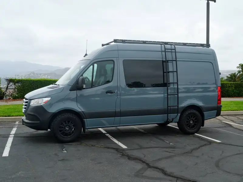 2021 Freightliner Sprinter 2500, šedá, 17 700 km, dovoz Kanada — foto 2 z 8
