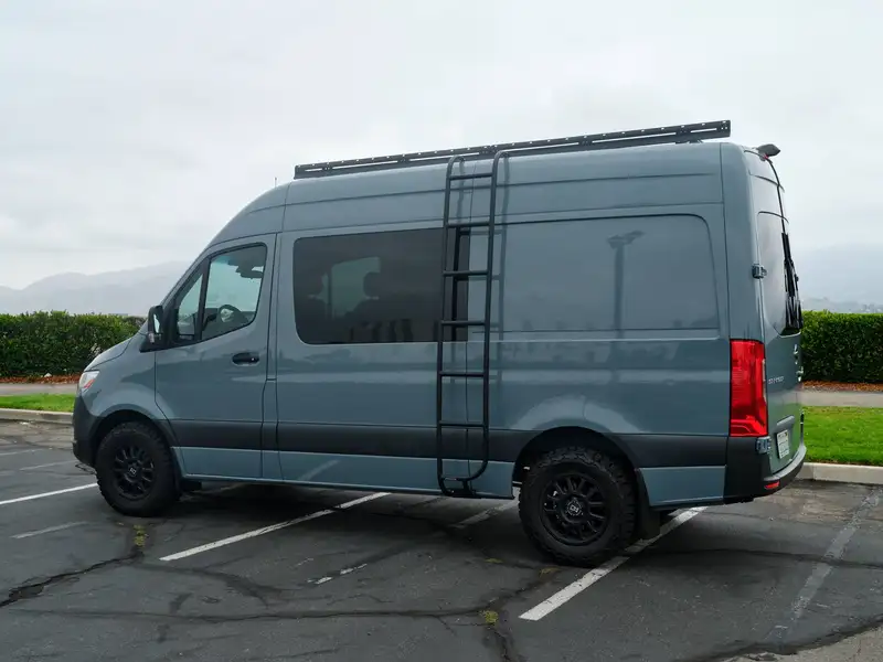 2021 Freightliner Sprinter 2500, šedá, 17 700 km, dovoz Kanada — foto 3 z 8