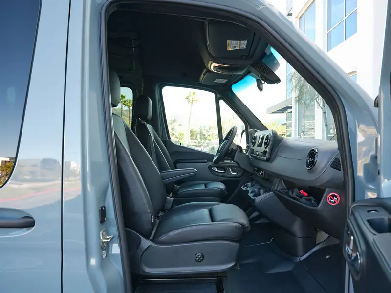 2021 Freightliner Sprinter 2500, šedá, 17 700 km, dovoz Kanada — foto 5 z 8