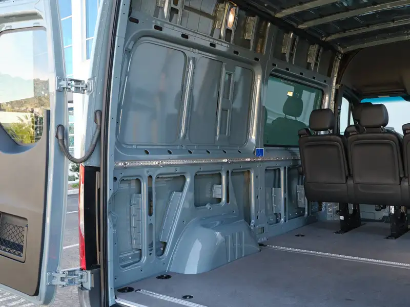 2021 Freightliner Sprinter 2500, šedá, 17 700 km, dovoz Kanada — foto 7 z 8