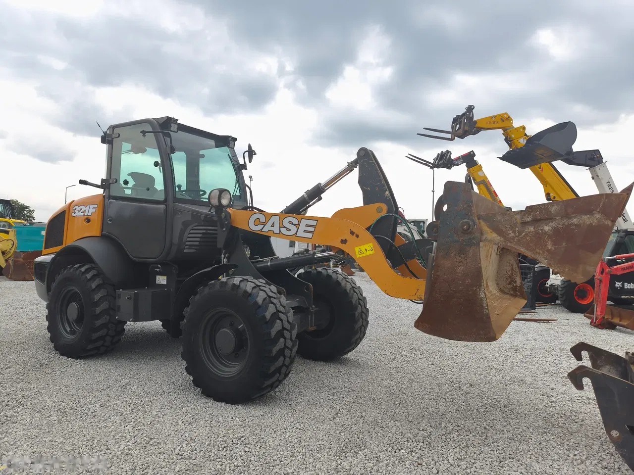 2019 Case 321F, 4 398 mth, dovoz Skladem v EU — foto 15 z 15