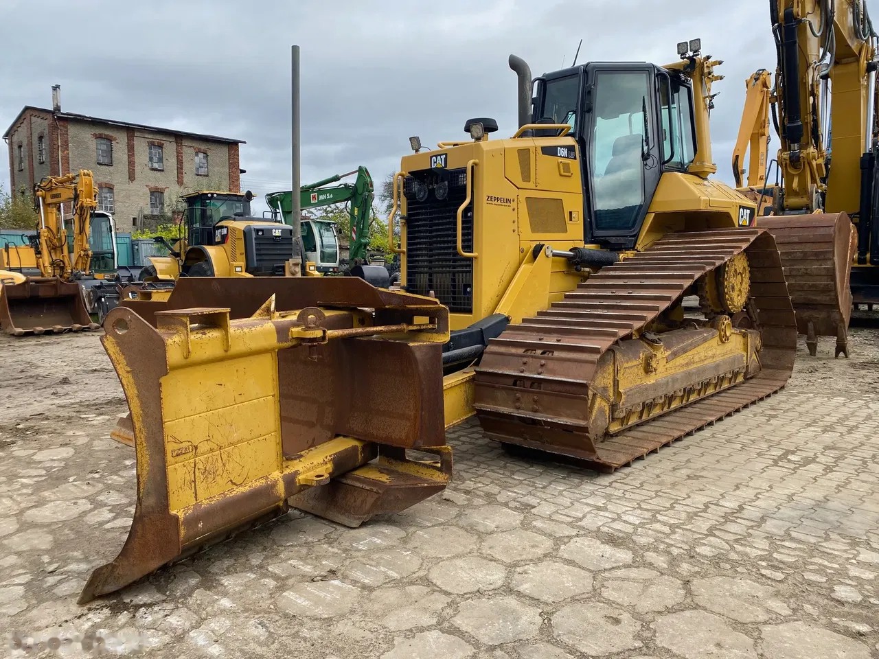2017 Caterpillar D6N, 8 000 mth, dovoz Skladem v EU — foto 4 z 23