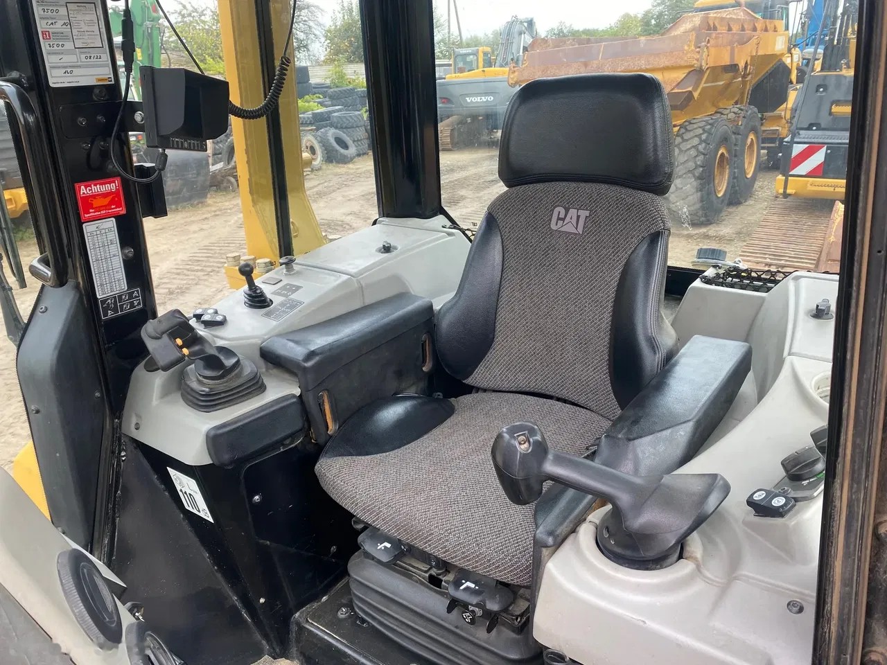 2017 Caterpillar D6N, 8 000 mth, dovoz Skladem v EU — foto 9 z 23