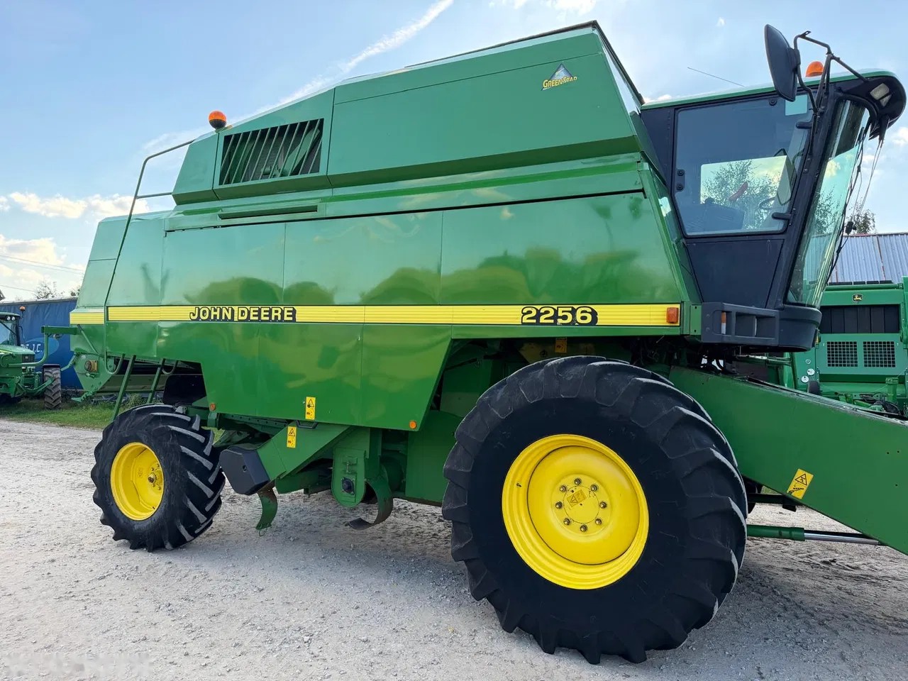 2001 John Deere 2256, dovoz Skladem v EU — foto 1
