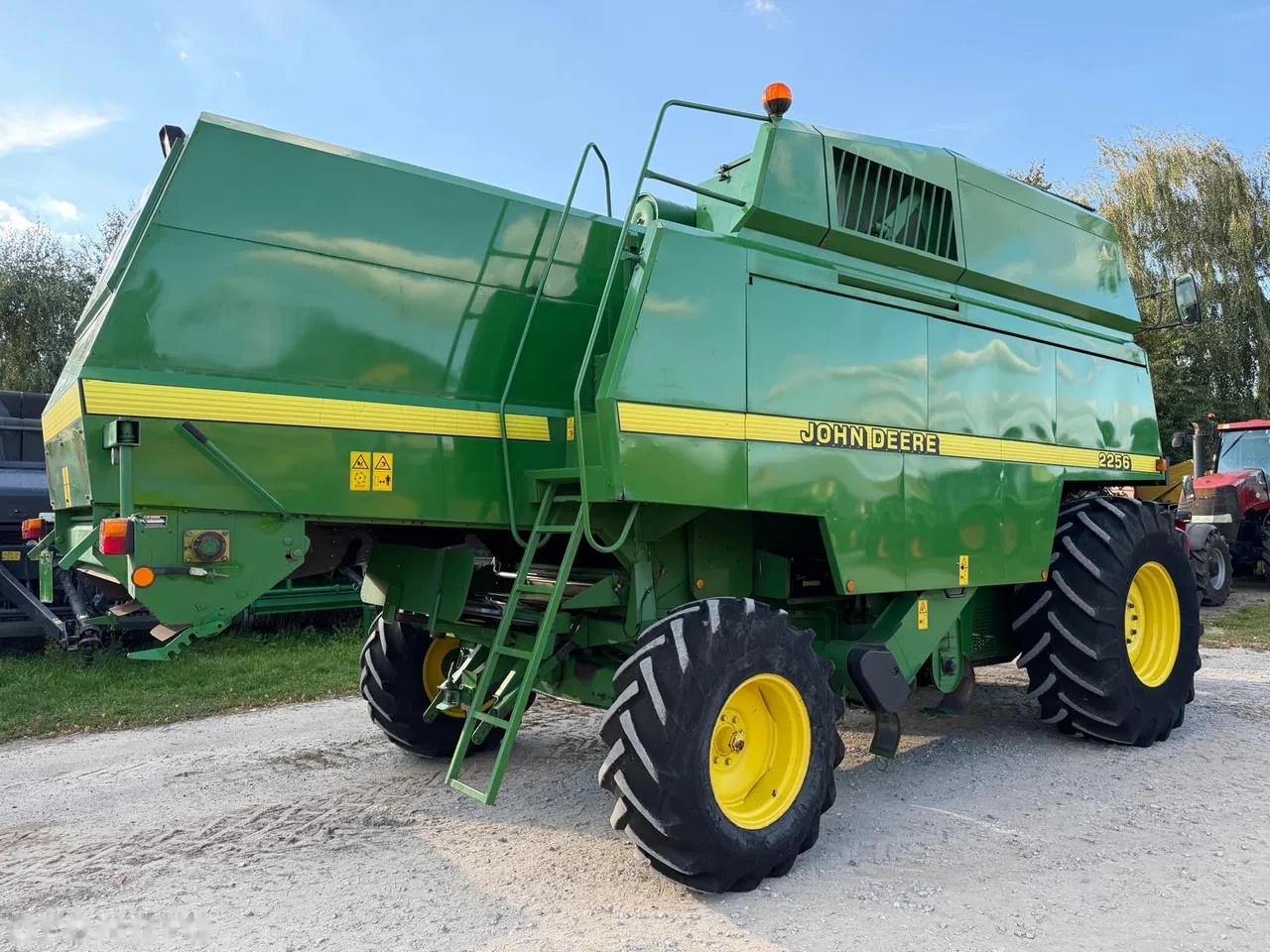 2001 John Deere 2256, dovoz Skladem v EU — foto 2 z 20