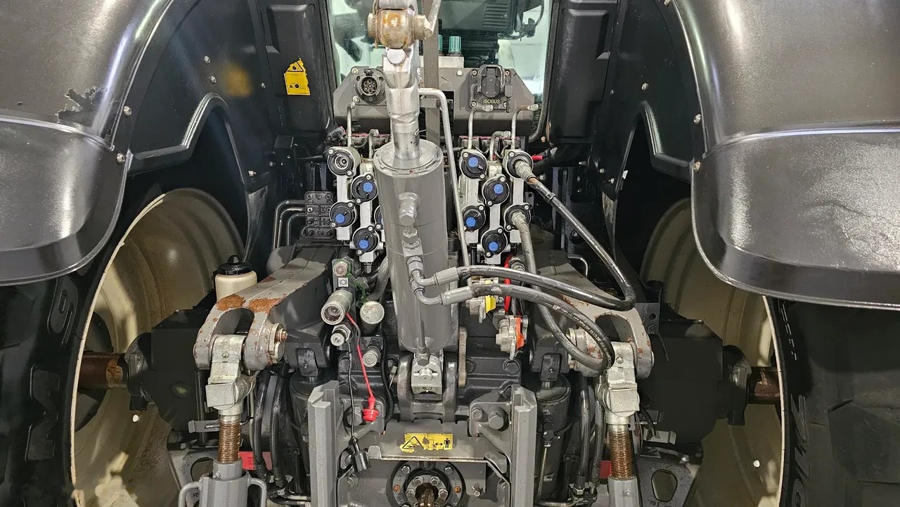 2015 Valtra, 5 500 mth, dovoz Skladem v EU — foto 10 z 13