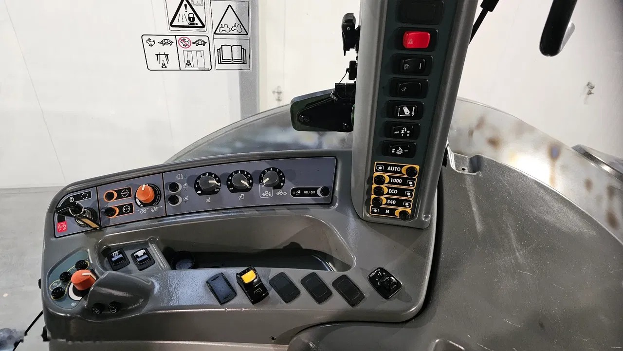 2015 Valtra, 5 500 mth, dovoz Skladem v EU — foto 12 z 13