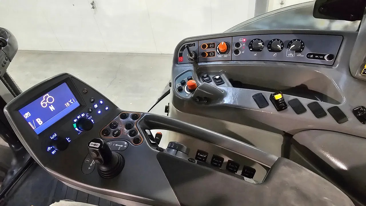 2015 Valtra, 5 500 mth, dovoz Skladem v EU — foto 5 z 13
