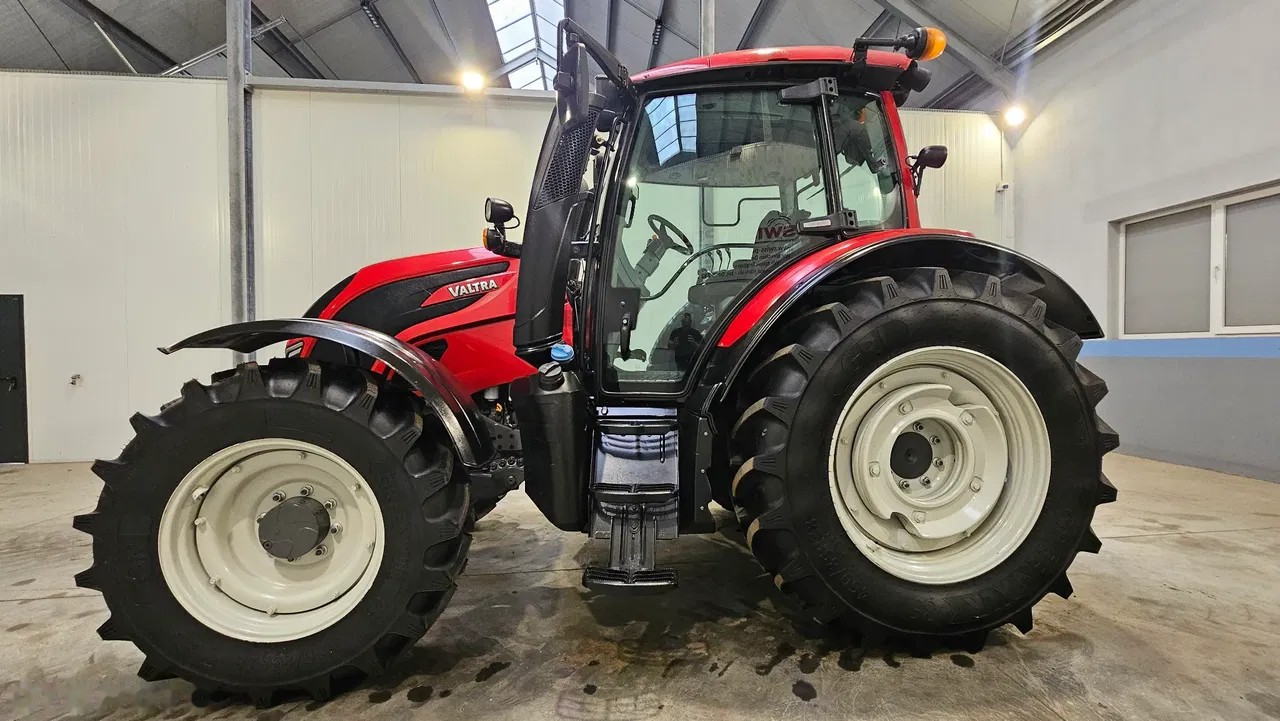 2017 Valtra, 5 500 mth, dovoz Skladem v EU — foto 13 z 15