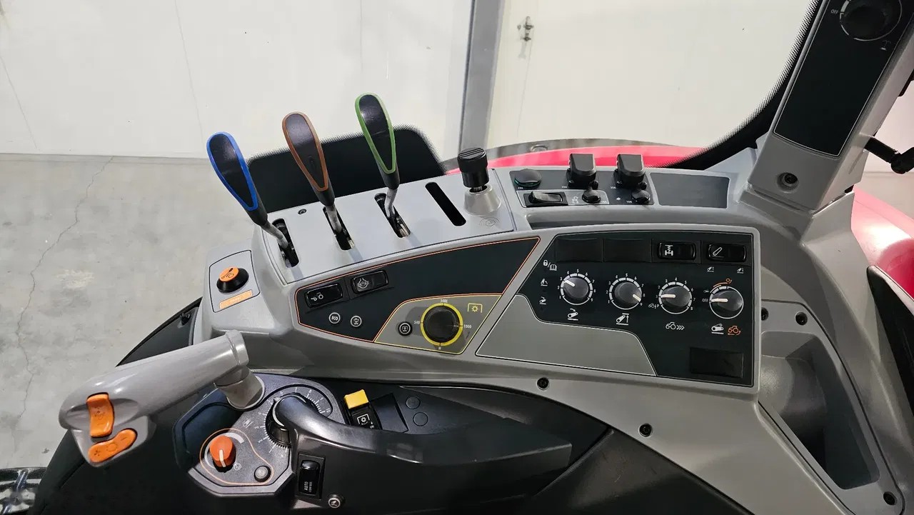 2017 Valtra, 5 500 mth, dovoz Skladem v EU — foto 4 z 15