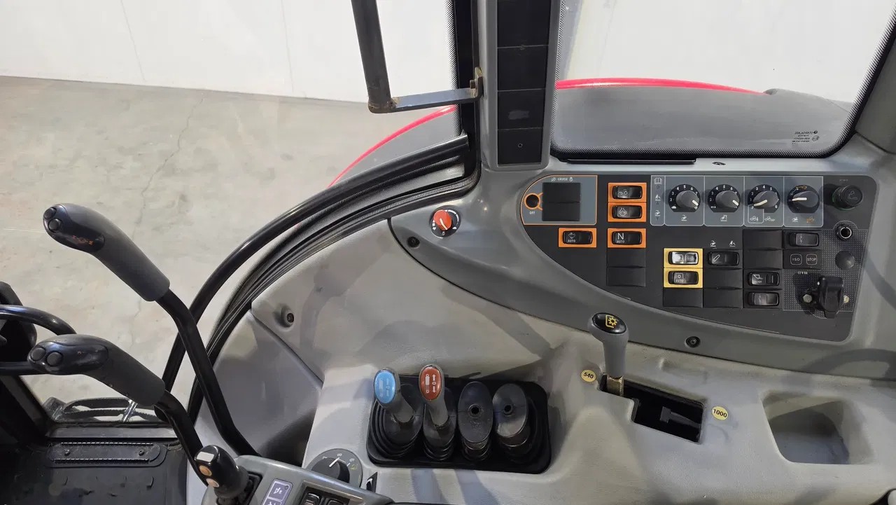 2013 Valtra, 7 500 mth, dovoz Skladem v EU — foto 10 z 14