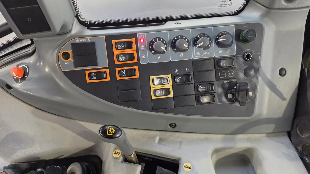 2013 Valtra, 7 500 mth, dovoz Skladem v EU — foto 12 z 14