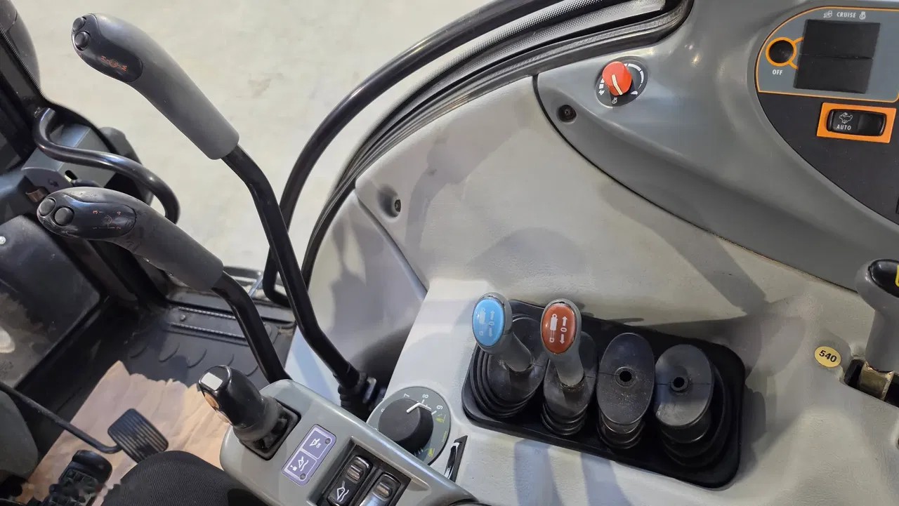 2013 Valtra, 7 500 mth, dovoz Skladem v EU — foto 13 z 14
