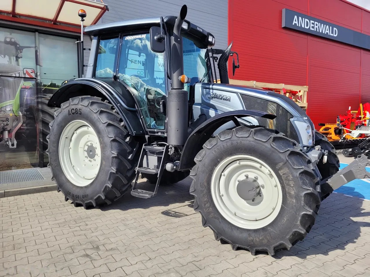 2014 Valtra N103.4, 3 500 mth, dovoz Skladem v EU — foto 3 z 18
