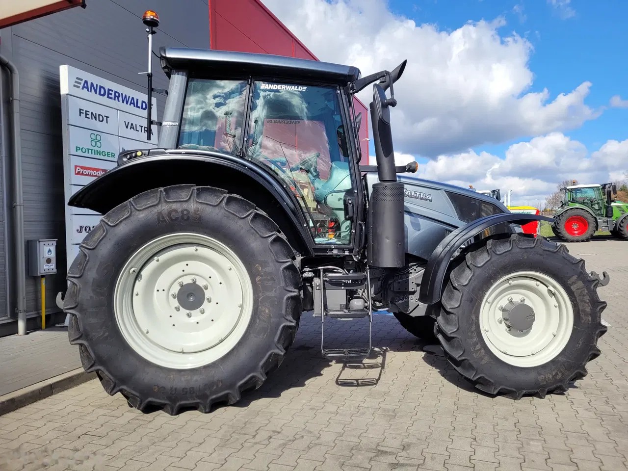 2014 Valtra N103.4, 3 500 mth, dovoz Skladem v EU — foto 4 z 18