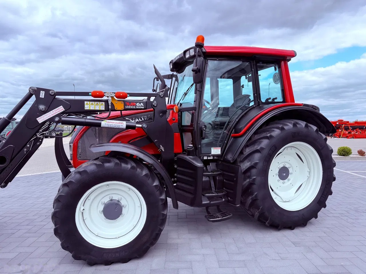 2013 Valtra, 4 100 mth, dovoz Skladem v EU — foto 8 z 12