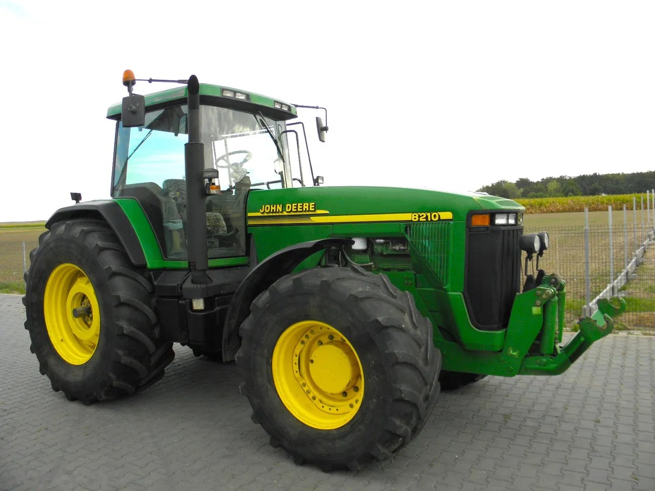 2001 John Deere 8210, 14 800 mth, dovoz Skladem v EU — foto 2 z 7