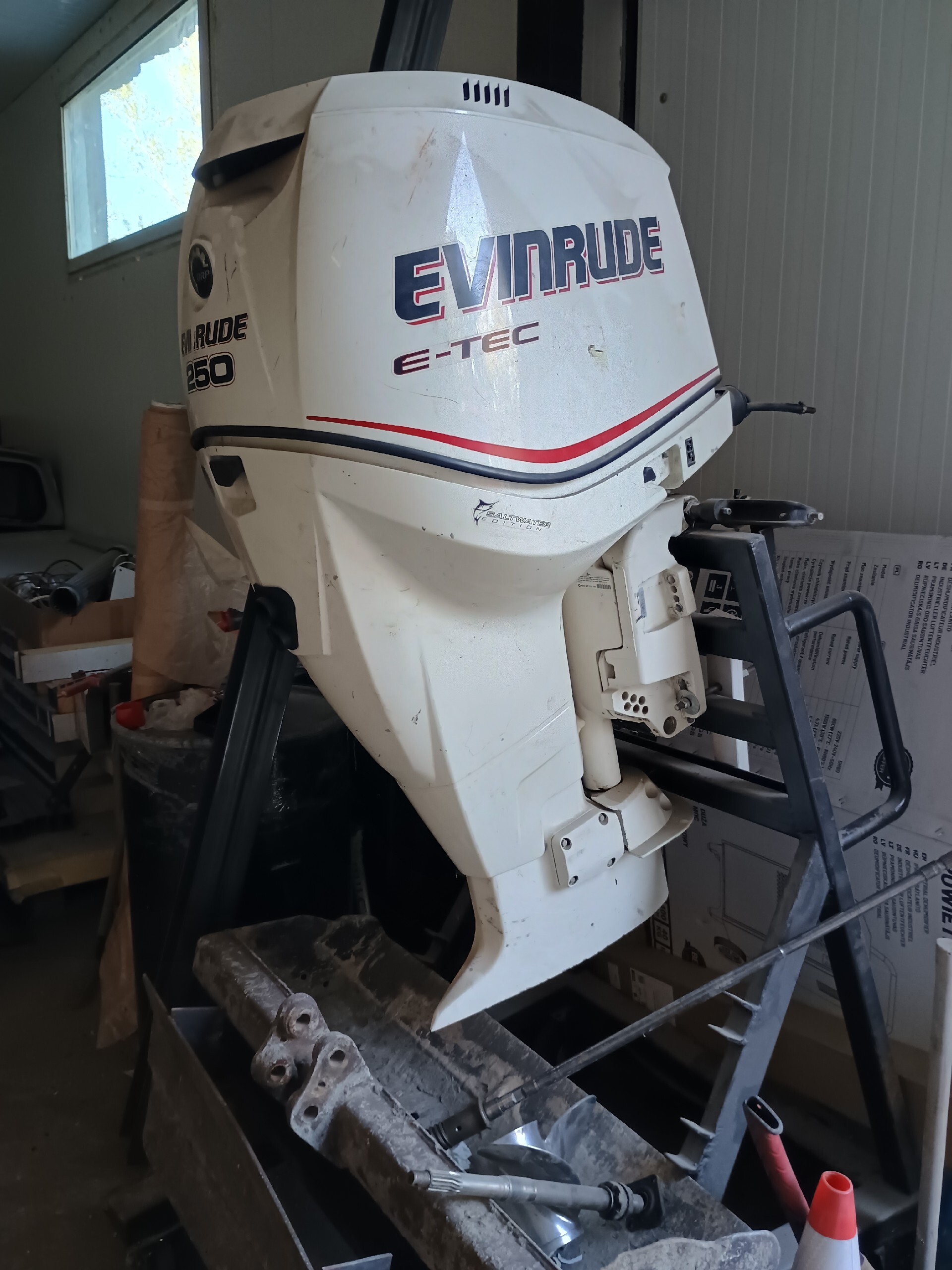 Motor spalovací závěsný Evinrude 250 E-tec 2007r. Sturtevant TANIO, Skladem v EU — foto 1