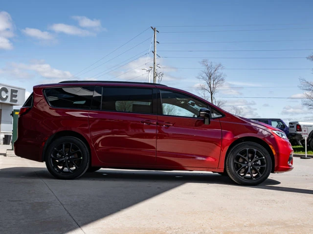 2026 Chrysler Pacifica Select, červená, 13 km, dovoz Kanada — foto 11 z 20