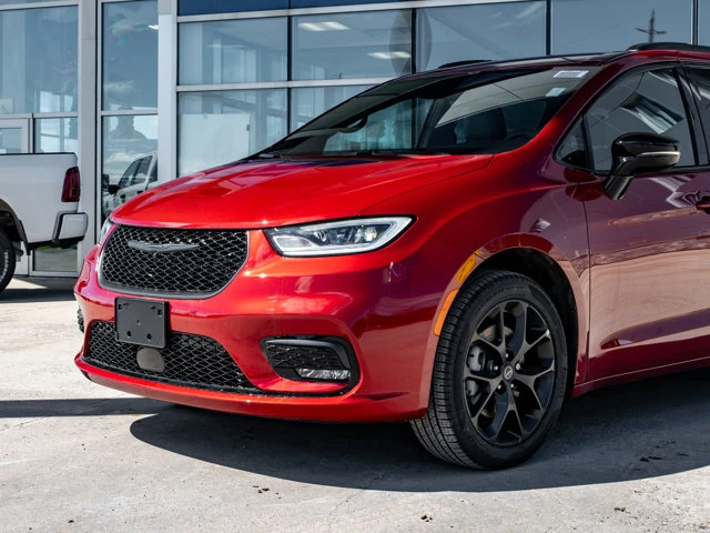 2026 Chrysler Pacifica Select, červená, 13 km, dovoz Kanada — foto 14 z 20