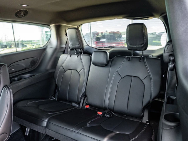 2026 Chrysler Pacifica Select, červená, 13 km, dovoz Kanada — foto 16 z 20