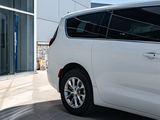 2027 Chrysler Pacifica Select, bílá, 13 km, dovoz Kanada — foto 12 z 20