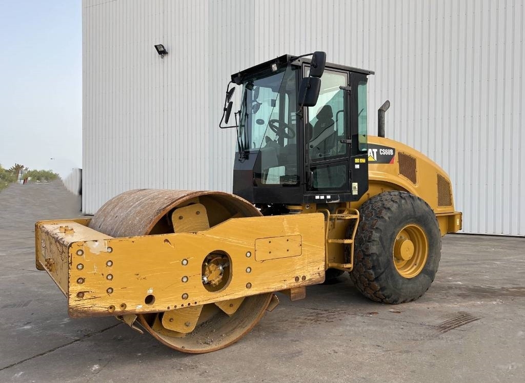 2015 Cat CS68B Vibrating Compactor CAT, 2 622 mth, dovoz Skladem v EU — foto 1