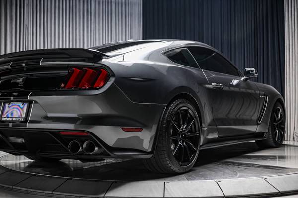 2017 Ford, dovoz Kanada — foto 10 z 12