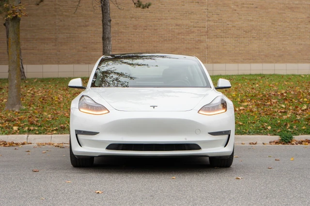 2021 Tesla Model 3 STANDARD RANGE PLUS, bílá, 136 500 km, dovoz Kanada — foto 2 z 5