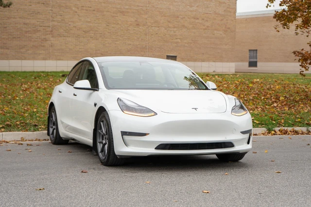 2021 Tesla Model 3 STANDARD RANGE PLUS, bílá, 136 500 km, dovoz Kanada — foto 3 z 5
