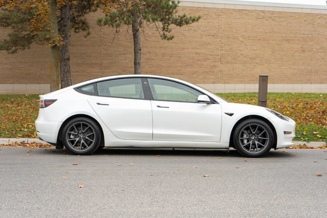 2021 Tesla Model 3 STANDARD RANGE PLUS, bílá, 136 500 km, dovoz Kanada — foto 4 z 5