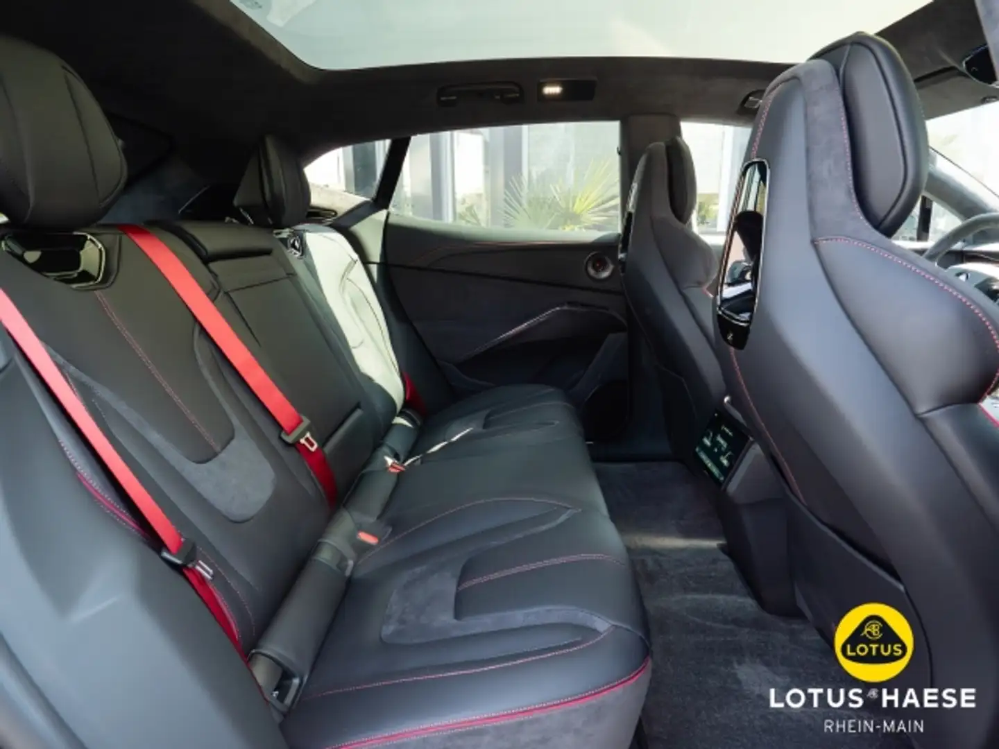 2026 Lotus Eletre, 3 500 km, Německo — foto 8 z 12