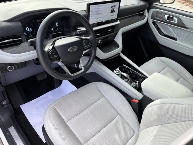 2025 Ford Explorer Platinum 4WD | Ultimate Package, bílá, 29 000 km, dovoz Kanada — foto 14 z 20