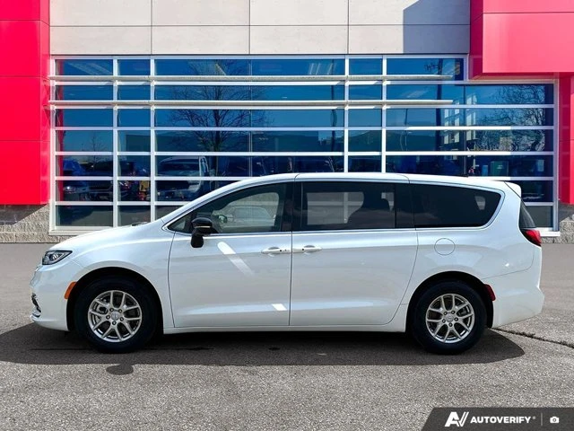 2025 Chrysler Pacifica Select, bílá, 28 263 km, dovoz Kanada — foto 2 z 20