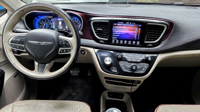 2017 Chrysler Pacifica, 310 000 km, dovoz Kanada — foto 3 z 5