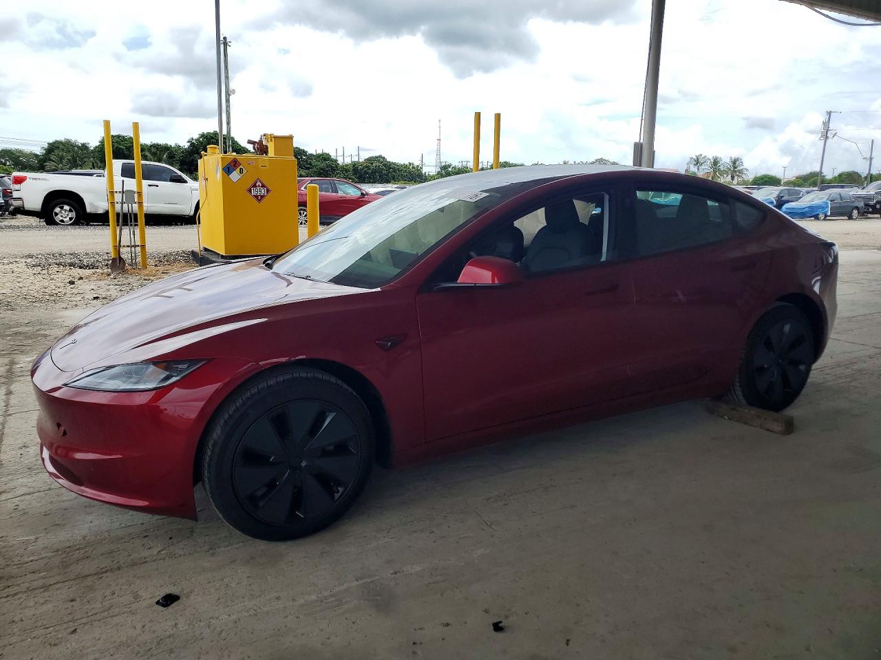 2026 Tesla MODEL 3, červená, 842 km, dovoz USA — foto 1