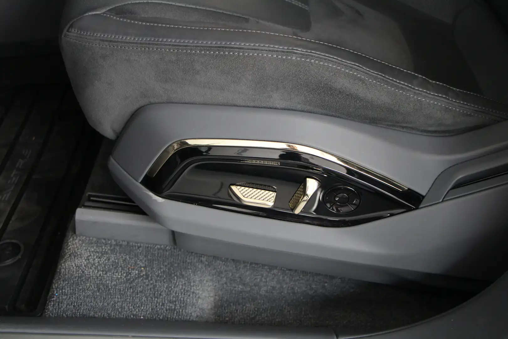 2023 Lotus Eletre, 22 000 km, Francie — foto 11 z 12