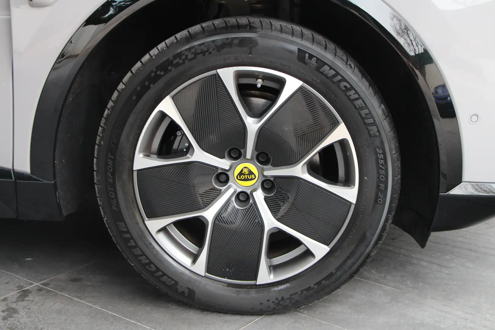 2023 Lotus Eletre, 22 000 km, Francie — foto 4 z 12